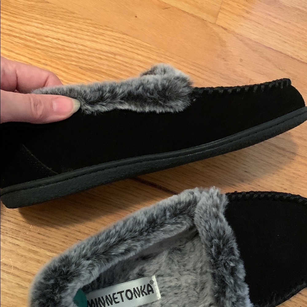 Black suede Minnetonka moccasins w faux fur size 8 w rubber soles slippers - Picture 5 of 7